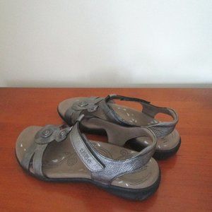 Taos Gray Metallic Leather T-Strap Sandals Size 11